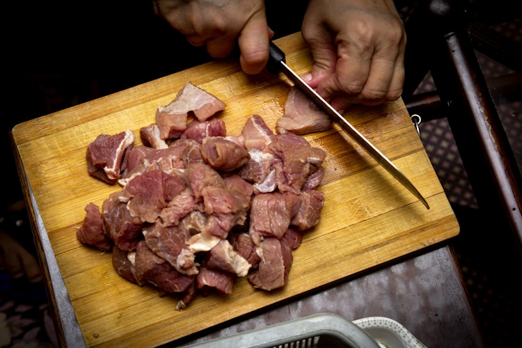 猫咪喂食生牛肉注意事项,猫咪生牛肉一次吃多少插图